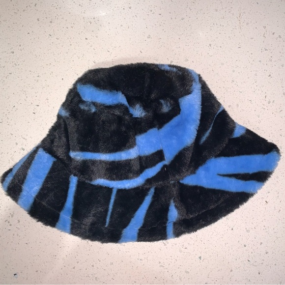 Faux Fur Plush Zebra Stripe Bucket Hat One size - Picture 3 of 3